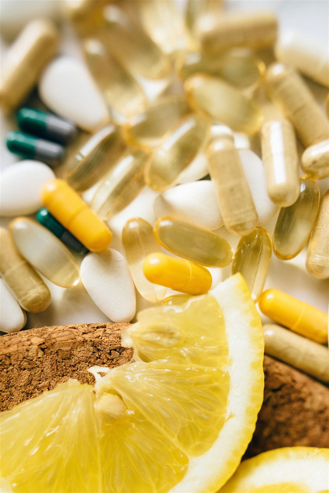 Suplementos dietéticos junto a limón