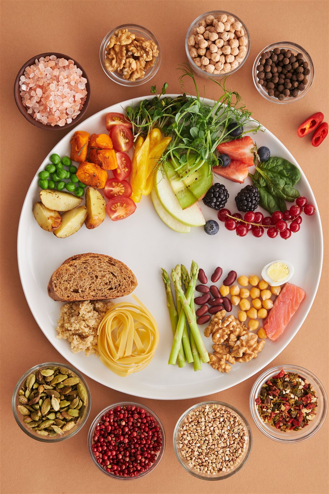 Plato diverso con frutas, verduras, cereales y leguminosas
