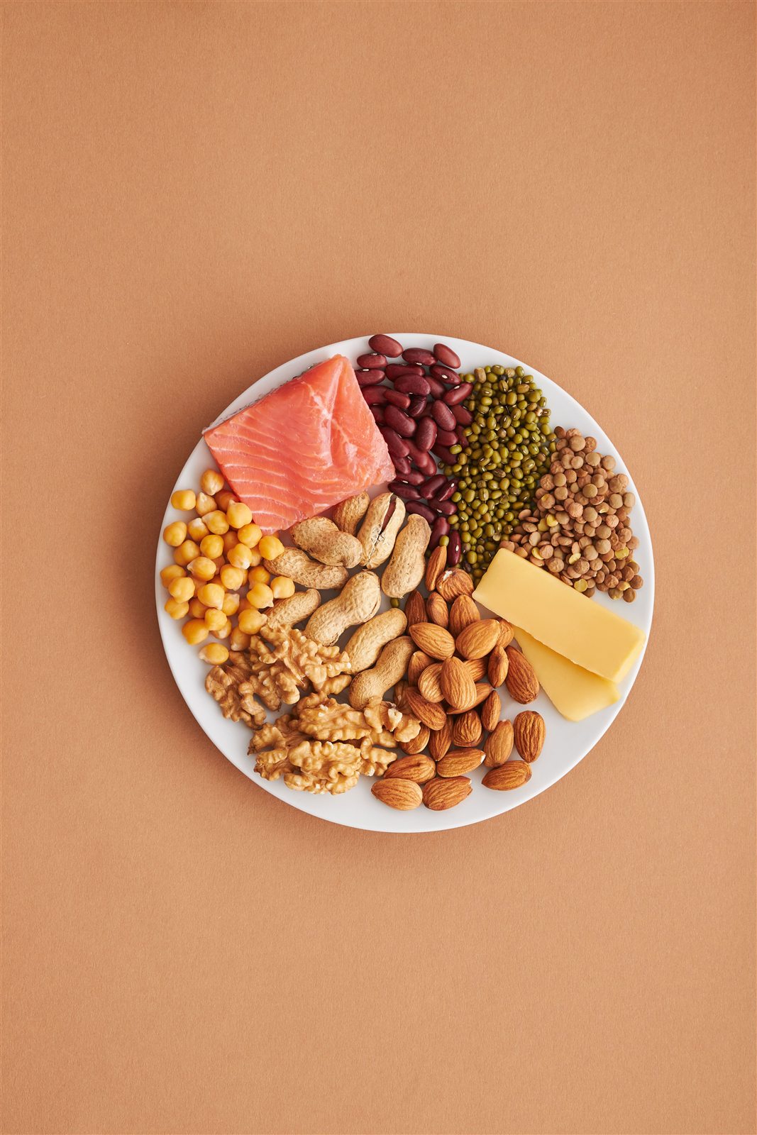 Plato con salmón, leguminosas y frutos secos