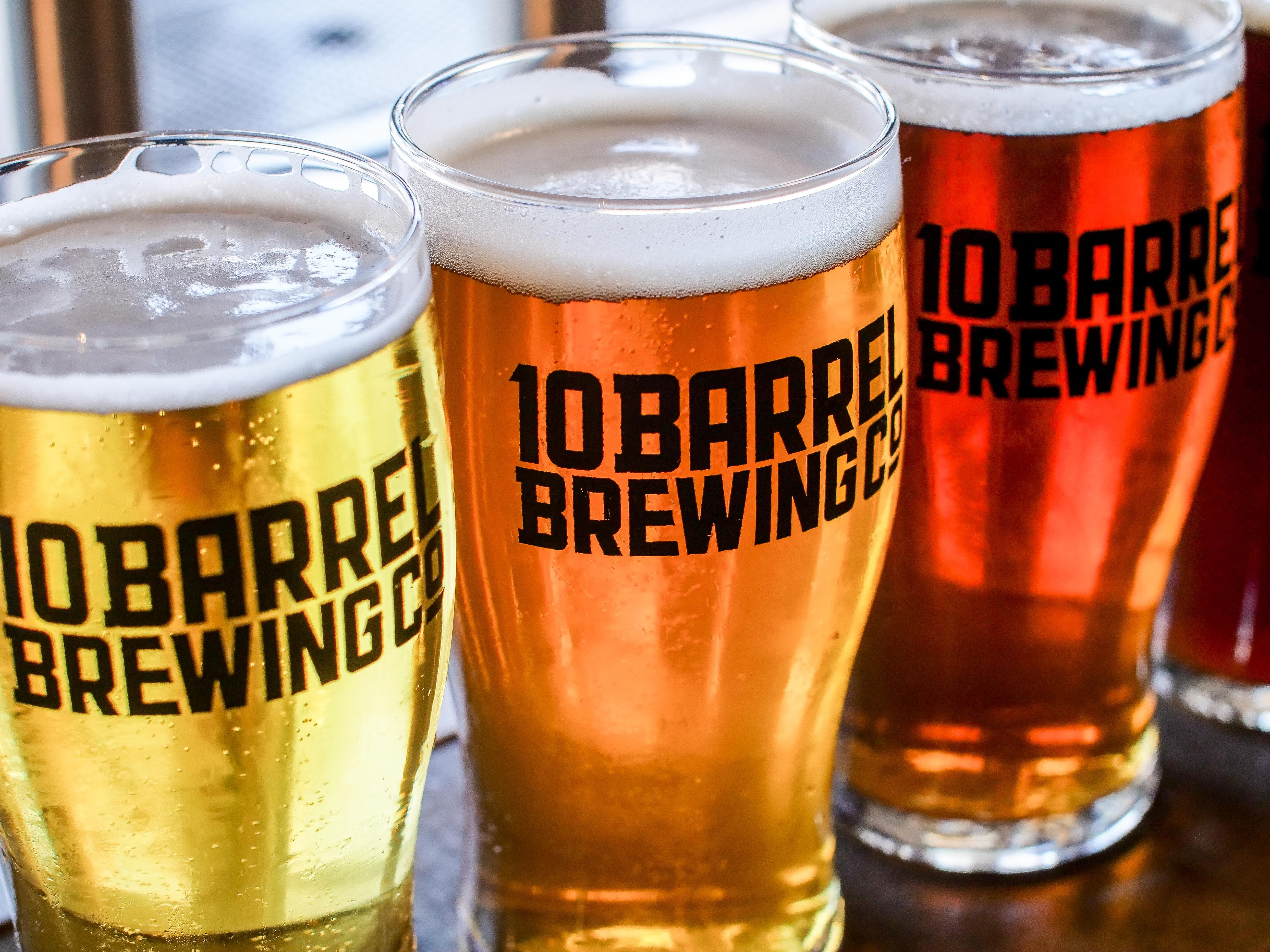 Vasos con cervezas de distintas tonalidades